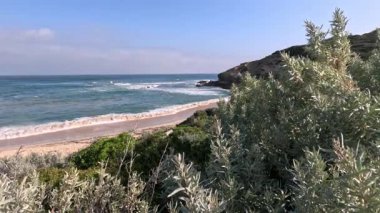 Dalgalar sahile vuruyor.