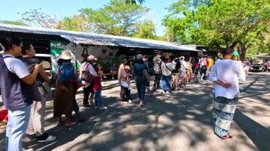 Ziyaretçiler Chonburi hayvanat bahçesinde tramvay kuyruğunda.