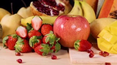 Canlı meyveler bir masada sanatsal olarak düzenlenir.