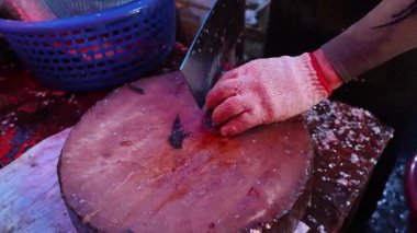 Fırtınalı pazarda uzman eller fileto balığı