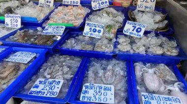 Fiyat etiketli çeşitli deniz ürünleri