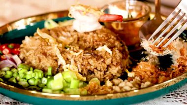 Lezzetli Tayland yemeği ve canlı malzemeler