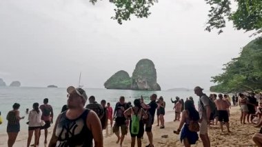 Turistler plaj ve kaya tırmanışı faaliyetlerini keşfediyorlar