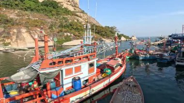 Tekne kalabalık rıhtım bölgesinde ilerliyor.