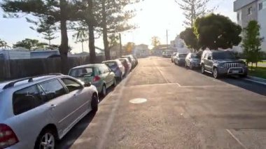 Gün batımında sessiz bir mahallede manzaralı bir gezinti..