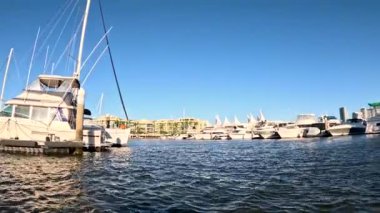 Tekneler ve yatlar Gold Coast marinasına yanaştı.