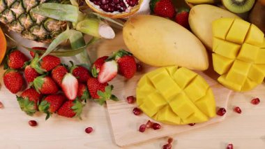 Çeşitli taze meyvelerden oluşan canlı bir karışım.