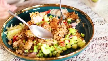 Ananaslı pilavın malzemelerini karıştırıyorum.