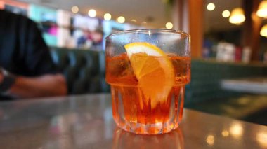 Bir kafede limonata içen biri.