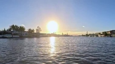 Altın Sahil kanallarında manzaralı tekne yolculuğu