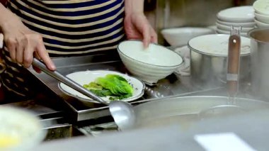 Şef sebze ve çorbalı erişte çorbası hazırlar.