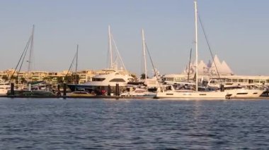 Tekneler ve yatlar marinada zaman içinde