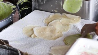 Pamuk helva kreplerini hazırlamak ve katlamak