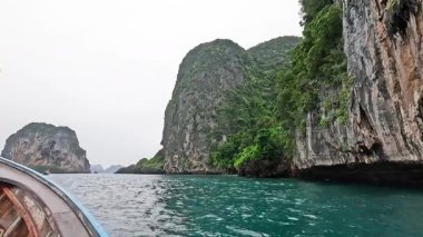 Kireçtaşı kayalıkları ve turkuaz suları keşfediyorlar.