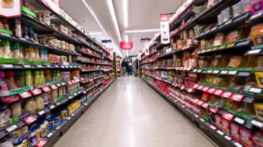 Melbourne, Avustralya 'da süpermarket koridorunda yürüyen kişi