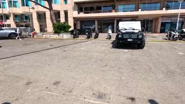 Monte Carlo sokaklarından geçen süper arabalar.