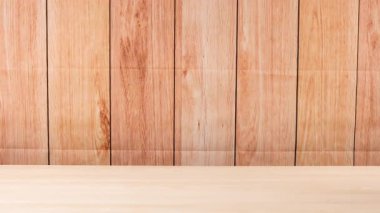 Bir tenis topu tahta bir yüzeyden sekiyor.