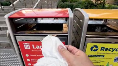 Üniversitede çöp tenekesine çöp atmak.