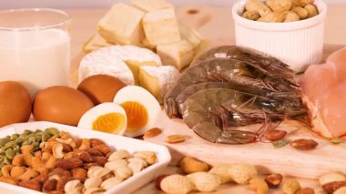 Beyaz arka planda protein zengini gıdaların çeşitliliği