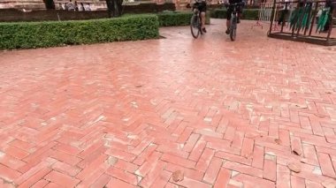 Bisikletle devriye gezen iki polis memuru