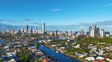 Arka planda nehir ve okyanus olan şehir manzarası