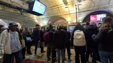 İnsanlar Roma metro istasyonunda toplandı