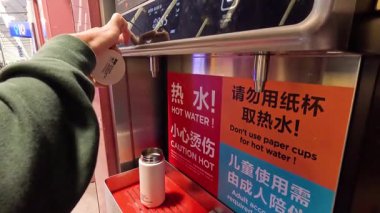 Şangay 'da sıcak su makinesi kullanan biri.