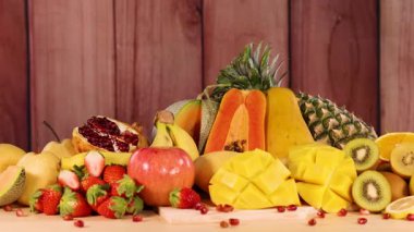 Çeşitli taze meyvelerin canlı bir gösterisi.