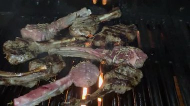 Kuzu pirzolası ızgarada pişiyor.