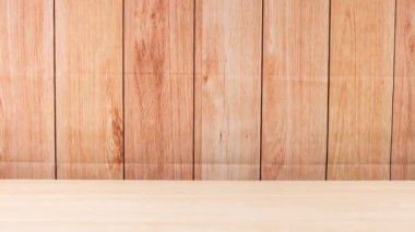 Bir golf topu ahşap bir yüzey boyunca yuvarlanır.