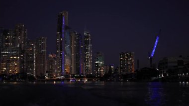 Hareketli ışık demeti ile aydınlatılmış bina