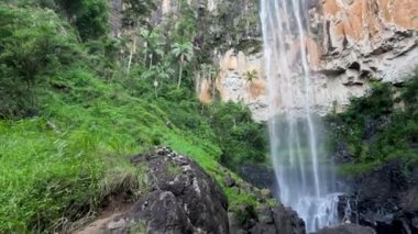 Uzun şelale kayalıklardan aşağı dökülüyor.