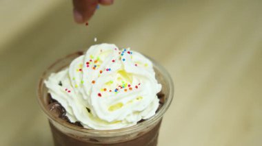 Krem şantili içeceklere serpinti ekliyorum.