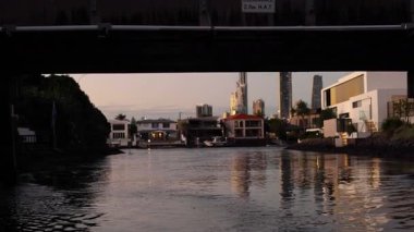 Günbatımında modern binalarla kanalın üzerinde