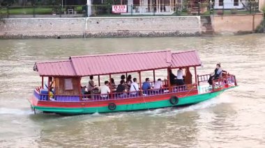 Turistler Ayutthaya 'da tekne turunun keyfini çıkarıyorlar