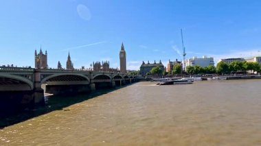 Big Ben ve Westminster Köprüsü Thames Nehri üzerinde.
