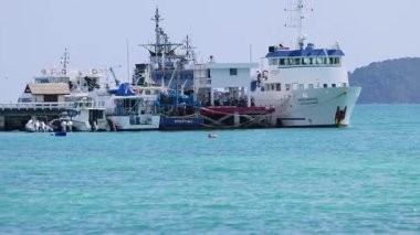 Phuket, Tayland 'da sakin turkuaz sularıyla açık gökyüzünün altında bir deniz araştırma gemisi yanaştı.