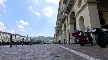 Binaları ve motosikletleri olan Cobblestone Caddesi.