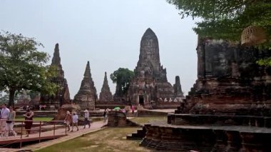 Tarihi tapınak harabelerinde dolaşan ziyaretçiler