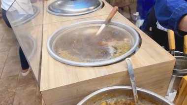 Bir markette çorba ve malzemeler kaynıyor.