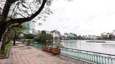 Şehir siluetiyle huzurlu göl manzarası