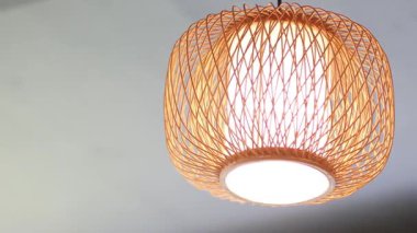 Nakhon Nayok 'da asılı bir lamba.