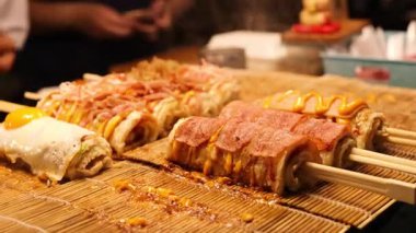 Japon pilav rulolarını yengeç sosuyla pişirmek.