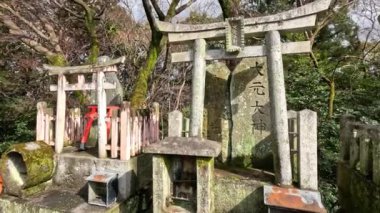 Geleneksel Japon tapınağında yürüyen kişi