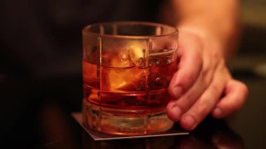 Bangkok 'ta Negroni kokteyli içiyorum.