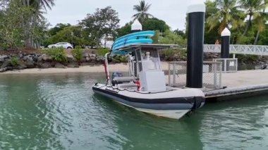 Port Douglas 'ta yemyeşil ve sakin sularla çevrili bir marinaya şişme bir tekne yanaşır ve yanaşır.