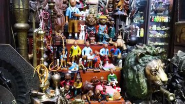 Bir dükkanda çeşitli oyuncaklar ve biblolar sergileniyor