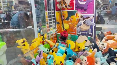 Pençe makinesi pelüş oyuncakları kapmaya çalışıyor