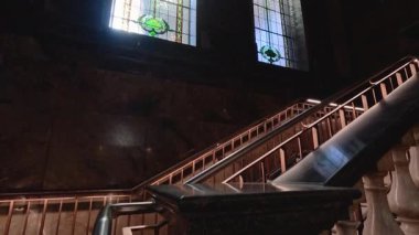 Kütüphanede vitray pencereli merdiven