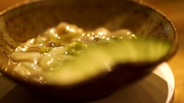 Geleneksel bir Japon yemeğinin yakın çekimi.